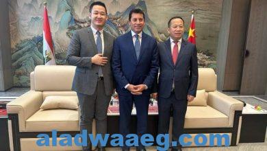 صورة فى جولته بالصين .. وزير الشباب يلتقي رئيس شركة دافينج الصينية