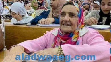 صورة ” آمال متولي ” 80 عاما تحضر للدكتوراه بعد حصولها على الماجيستير