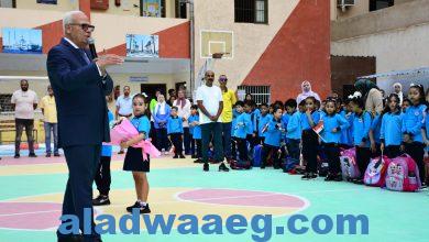 صورة محافظ بورسعيد يشهد طابور الصباح بمدرسة علي مبارك الابتدائية بنات بحي الزهور