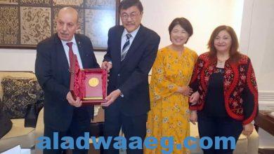 صورة السفير الفلسطيني يكرم نظيره الياباني بميدالية السيد الرئيس بمناسبة انتهاء فترة عمله لدى البحرين