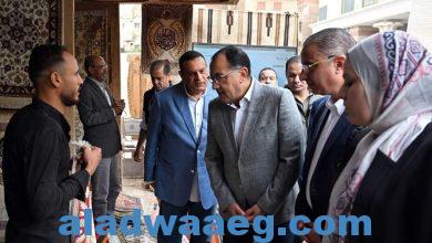 صورة رئيس الوزراء يتفقد معرض “أيادي مصر” بالفيوم