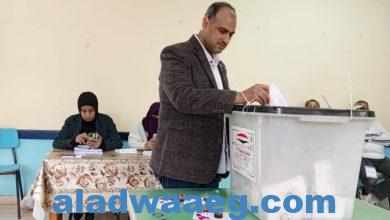 صورة الدكتور محمود عبد العزيز يدلي بصوته في الانتخابات الرئاسية