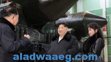 صورة زيارة حساسة جداً.. ابنة كيم ترافقه حتى في مصنع الصواريخ