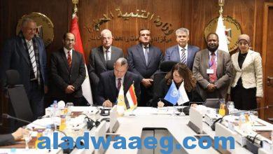 صورة وزير التنمية المحلية ومحافظ جنوب سيناء يشهدان توقيع اتفاقية تنفيذ مشروع تعزيز الاستثمار وجودة الحياة بمدينة دهب