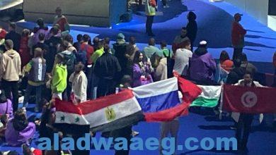 صورة علم مصر يرفرف بجانب أعلام روسيا وسوريا وتونس وفلسطين في ختام مهرجان الشباب في مدينة سوتشي الروسية