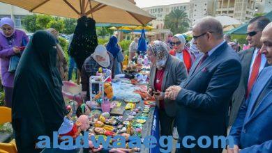 صورة رئيس جامعة المنصورة يفتتح السوق الخيرى ” ست الستات المصرية”
