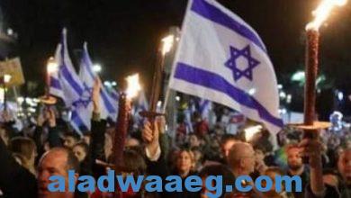 صورة مطالبات كبيرة برحيل حكومة نتنياهو “الفاسدة” من متظاهرين في تل أبيب