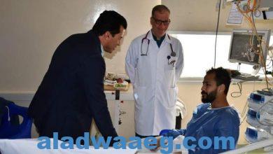 صورة صبحى مع اللاعب أحمد رفعت خلال زيارته بمستشفى وادى النيل
