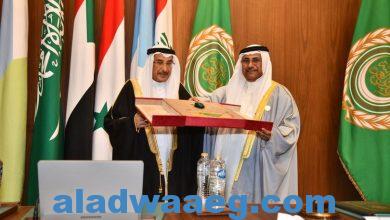 صورة البرلمان العربي يمنح الشيخ خالد بن عبد الله آل خليفة نائب رئيس الوزراء بمملكة البحرين وسام “رواد التنمية”