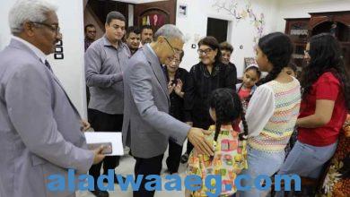 صورة خلال زيارته لمؤسسات ودور الرعاية القبطية محافظ المنيا يهنئ الأطفال بمناسبة عيد القيامة المجيد